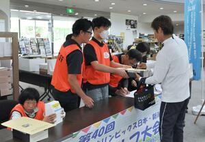 チャリティーゴルフ大会出場者に賞品を渡したり、募金を呼びかけたりしたSOアスリートら=魚沼市東中