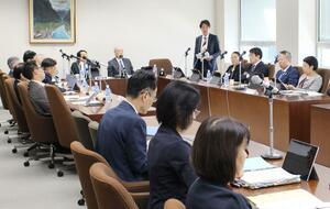 子育て支援策などについて議論を交わした総務文教委員会=10月1日、県議会