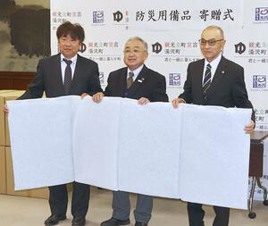 災害に備えた敷マットの贈呈式=湯沢町役場