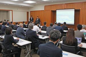 第四北越銀行が開いたDXに関するイベント。県内企業が取り組みを紹介した=新潟市中央区