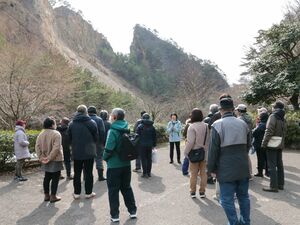 佐渡金銀山のゆかりの地を歩く参加者ら=佐渡市