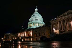 　政府の一部閉鎖が４０日目を迎えた米議会議事堂＝９日、ワシントン（ロイター＝共同）