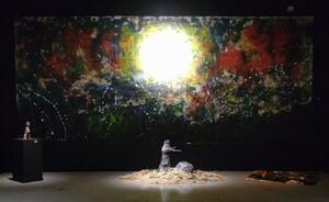 　幅６メートル超の越前和紙の上を長坂真護さんが転がって描いた作品「Ｍｏｏｎ　ｉｎ　ｔｈｅ　ｆｏｒｅｓｔ」