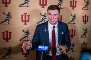 年間最優秀選手賞のハイズマン・トロフィーを受賞したインディアナ大3年のQBフェルナンド・メンドーサ=13日(AP=共同)