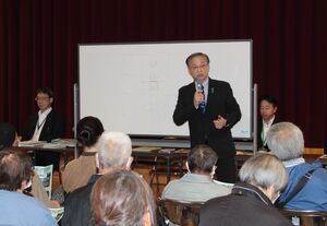 地区懇談会で「縮充」について説明する久保田郁夫市長＝糸魚川市の下早川地区公民館