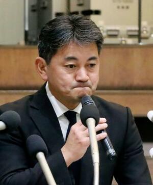 　記者会見する佐賀県有田町の松尾佳昭町長＝２日午後、有田町役場