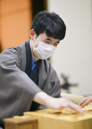 第48期棋王戦5番勝負第4局で渡辺明前棋王に勝利し、笑顔を見せる藤井聡太新棋王。史上2人目の六冠を達成し、最年少記録を更新した=3月19日、栃木県日光市の日光きぬ川スパホテル三日月