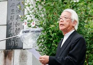 追悼集会であいさつする「松代大本営追悼碑を守る会」の表秀孝会長=10日午前、長野市