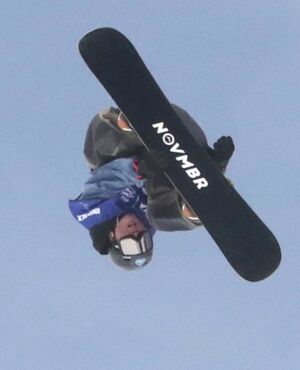 スノーボードの全日本選手権ハーフパイプで予選2組を1位通過した本成寺中の村上広乃輔(オールアルビレックス)=1日