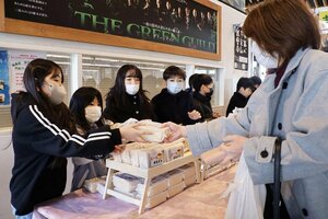 授業で育てたコメを使った米粉カステラを売る保内小の５年生＝三条市下保内