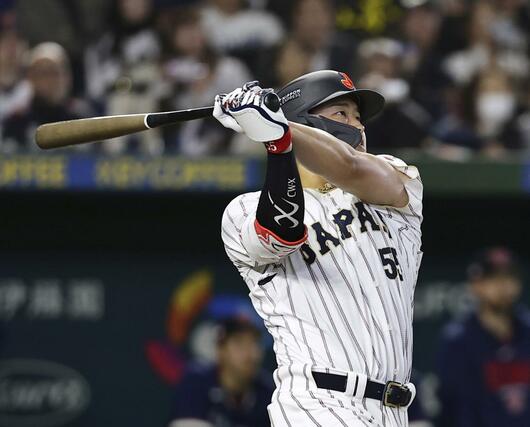 ８回日本２死、村上が中越えに満塁本塁打を放つ＝東京ドーム