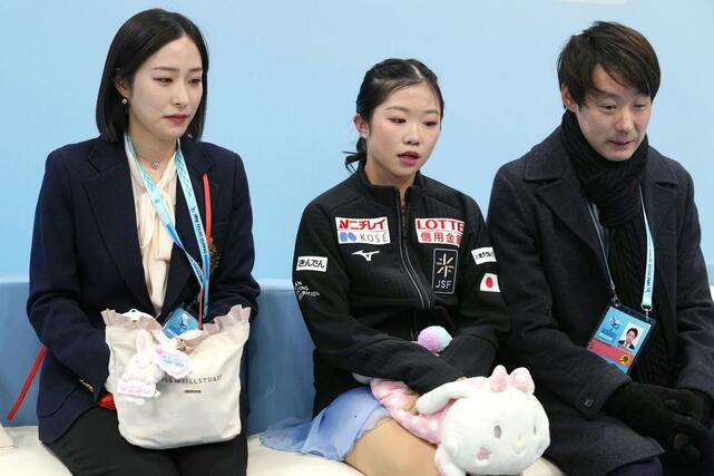 女子フリーの得点を確認する中井亜美（中央）＝北京（共同）