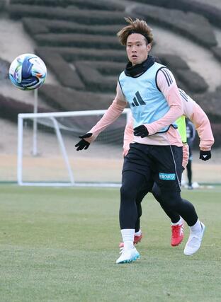 練習に取り組むMF落合陸=宮崎県都城市