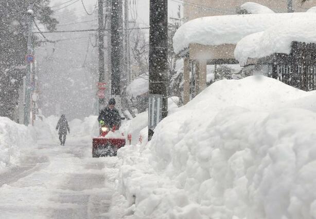積雪が１メートルを超えた上越市（高田）＝２０２５年２月１０日午後２時過ぎ、上越市大町４