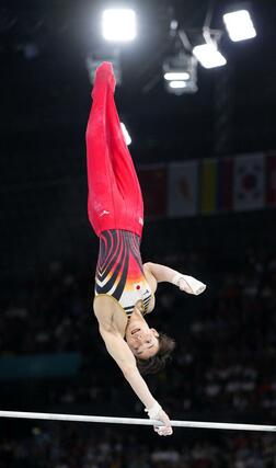 男子種目別鉄棒決勝　演技する杉野正尭＝パリ（共同）
