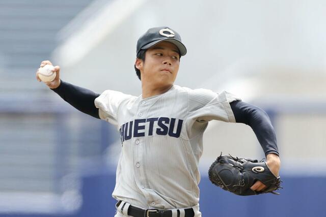 中越－佐渡　２回裏２番手で登板した中越の石山愛輝＝エコスタ