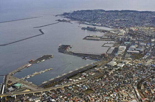 ８日深夜に強い揺れを観測した青森県八戸市の沿岸部。手前は八戸港＝９日午前１０時ごろ（共同通信社機から）