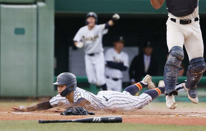 福井工大福井－帝京長岡　１回表２死一、二塁で有馬凛空の遊ゴロが敵失を誘い二走木村昂暉が生還し１－０＝６月３日、富山市民球場