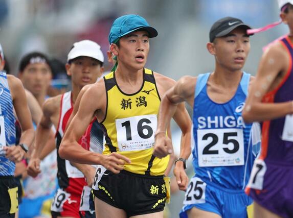 少年男子５０００メートル競歩決勝　序盤はハイペースに食らいついたが、入賞はならなかった澁木斗夢（中央・中越高）＝５日、滋賀県彦根市