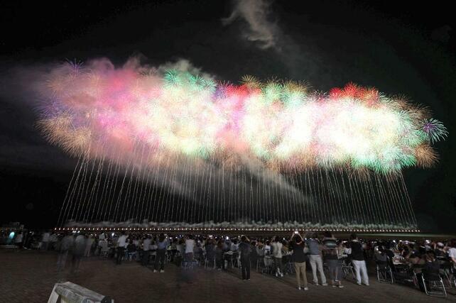 迫力満点の花火が夜空や海上を彩った「海の大花火大会」＝２６日、柏崎市
