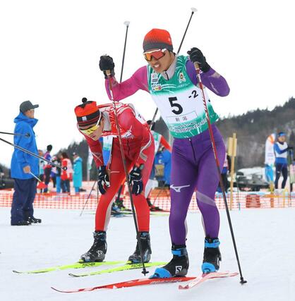 距離少年男子リレー、1走の佐藤五輪(右から2人目)が8位で2走の岡田龍介(右)につなぐ=秋田県