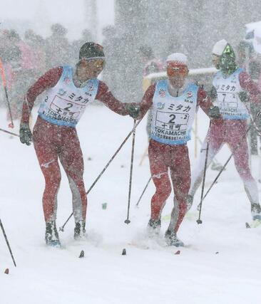 男子リレー　十日町の１走樋口幹都が２位で２走岡田幸輝につなぐ＝８日、十日町市の吉田クロスカントリー競技場