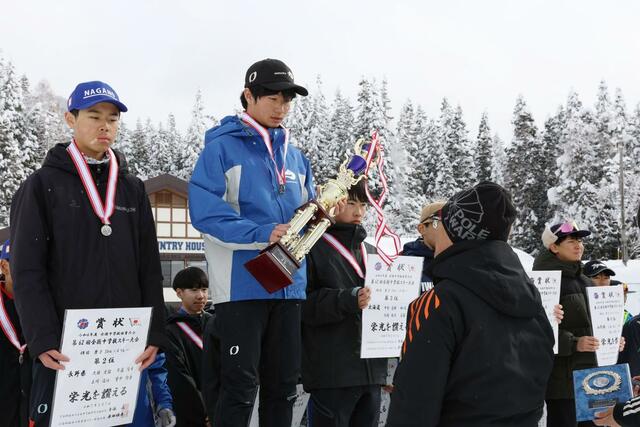 男子リレー　表彰台でトロフィーを受け取る児玉明謙