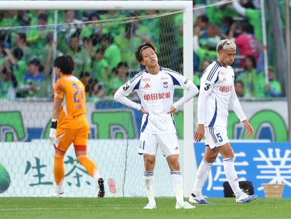 湘南-新潟 後半、0-3とされ、ぼうぜん自失の新潟のMF長谷川元希(中央)ら=レモンガススタジアム平塚