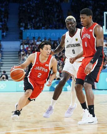 日本-ドイツ 第2クオーター、攻め込む富樫=リール(共同)