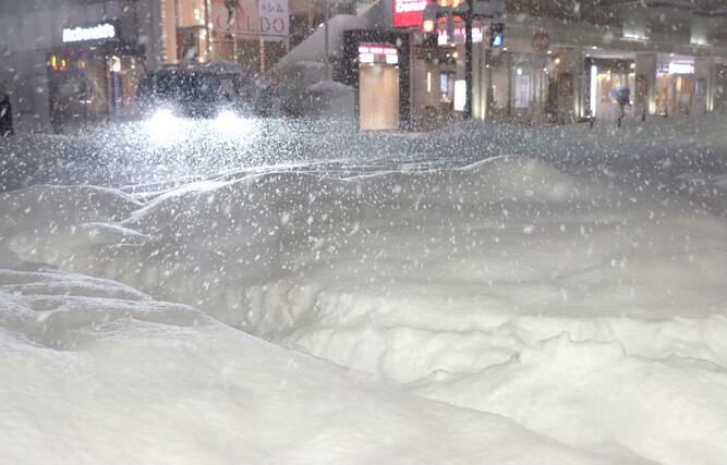 「顕著な大雪に関する気象情報」が発表された新潟市=2月7日午後9時前、新潟市中央区万代1