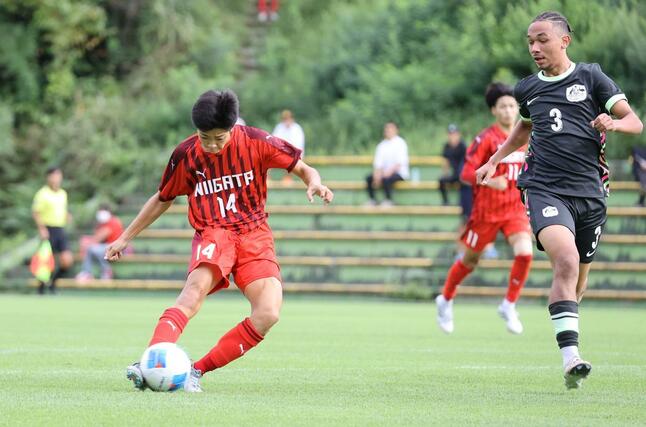 前半２分、新潟選抜のＭＦ秋山陽登（帝京長岡高）のゴールで先制＝１１日　新発田市のサンスポーツランドしばた
