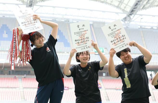 女子円盤投決勝 優勝した小塚梨恵(左・新潟明訓)=デンカビッグスワン