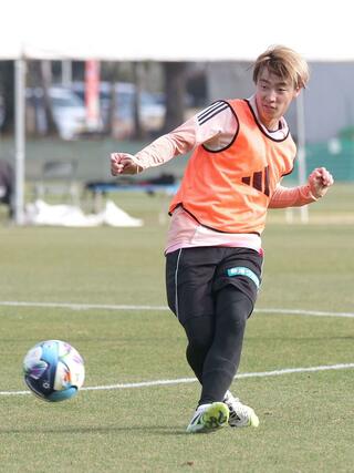 鋭いボールを蹴るＭＦ大竹優心＝宮崎県都城市