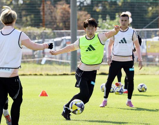 湘南戦に向け練習するMF新井泰貴(中央)=聖籠町