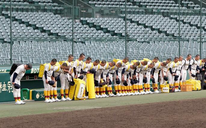 練習を終え、グラウンドに頭を下げる帝京長岡の選手ら=15日、甲子園