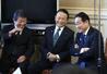 自民党の両院議員総会で会話する（右から）岸田首相、麻生副総裁、茂木幹事長＝２０２４年１月、国会（肩書は当時）