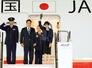 　日米首脳会談のため、羽田空港を出発する高市首相＝１８日夜