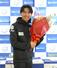 花束を受け取り笑顔を見せる、清水礼留飛=2024年03月16日、大倉山ジャンプ競技場
