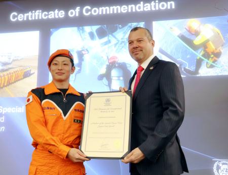 日本の海保特殊救難隊を表彰 IMO、神戸の転覆船救出 | 新潟日報