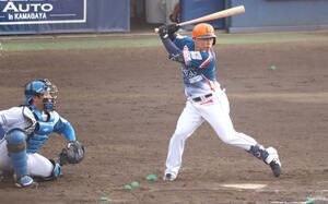 9回、代打で二塁打を放った藤原大智=ファイターズ鎌ケ谷スタジアム
