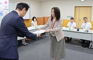 新潟労働局の千葉茂雄局長(左)に新潟県最低賃金について答申する新潟地方最低賃金審議会の長谷川雪子会長=8月5日、新潟市中央区の新潟労働局