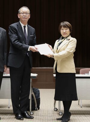 中教審の荒瀬克己会長(左)から答申を受け取る阿部文科相=2月21日、文科省