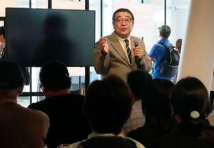 大阪・関西万博の会場で講演する「救う会」の西岡力会長=12日午後、大阪市此花区の夢洲