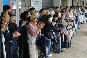 候補者の訴えに耳を傾ける聴衆＝２１日、魚沼市