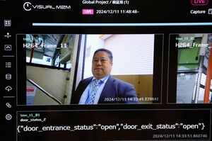 顔認証のデモンストレーションの画面。カメラ映像からAIが乗客の年齢と性別を推定する仕組みが説明された