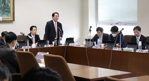 東京電力柏崎刈羽原発の再稼働問題などが議論された厚生環境委員会=12月10日、県議会