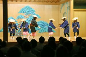 伝統芸能イベント「女たちのこころみ」で披露された「砂金音頭」=佐渡市中興