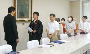 給食無償化を県に要望する市民団体のメンバーら=8月26日、県議会