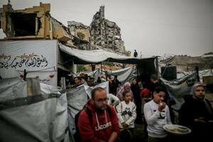 　パレスチナ自治区ガザで支援団体による食事の配給を待つ人たち＝２日（ゲッティ＝共同）