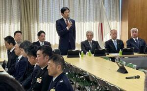 自民党の会合であいさつする小林政調会長(中央)。左隣は小野寺五典安全保障調査会長=8日午前、東京・永田町の党本部